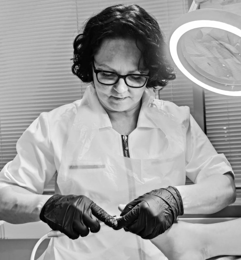 Jalkahoitaja Mirkka Rinne työssään hoitolassa